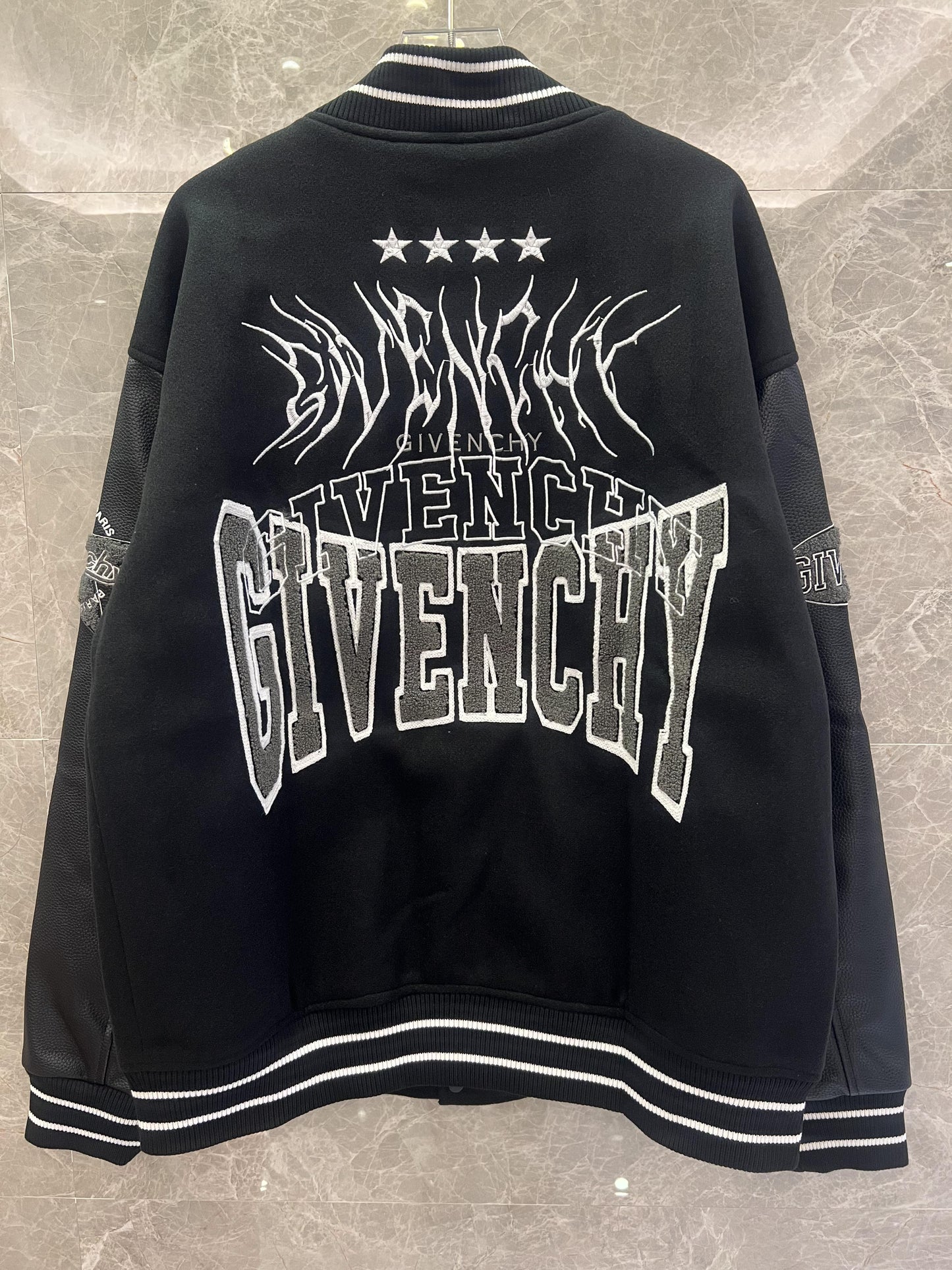 Chaqueta universitaria negra de Givenchy con bordado característico