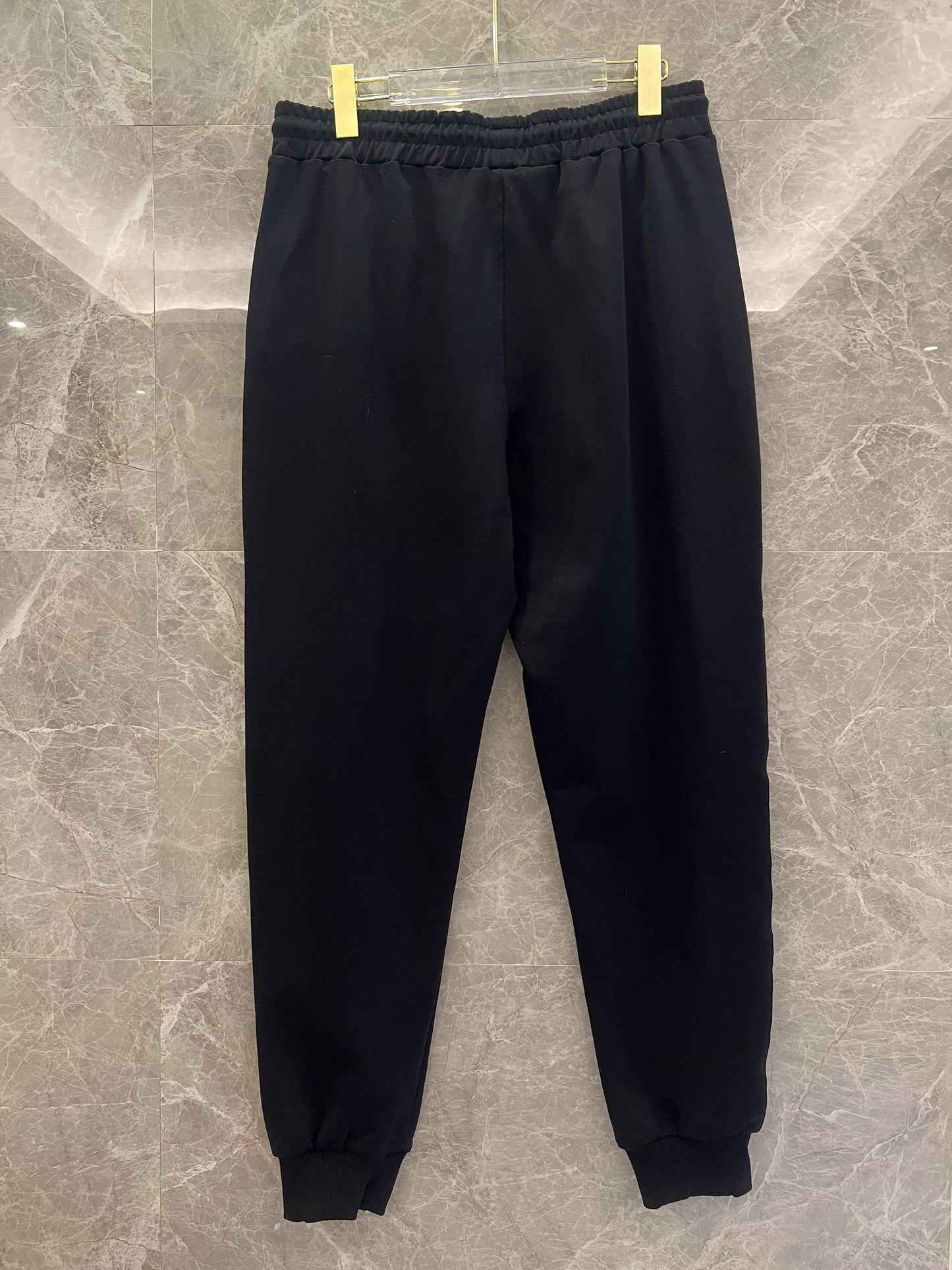 Conjunto de sudadera y joggers negros de Balmain Paris: ropa de estar por casa de lujo