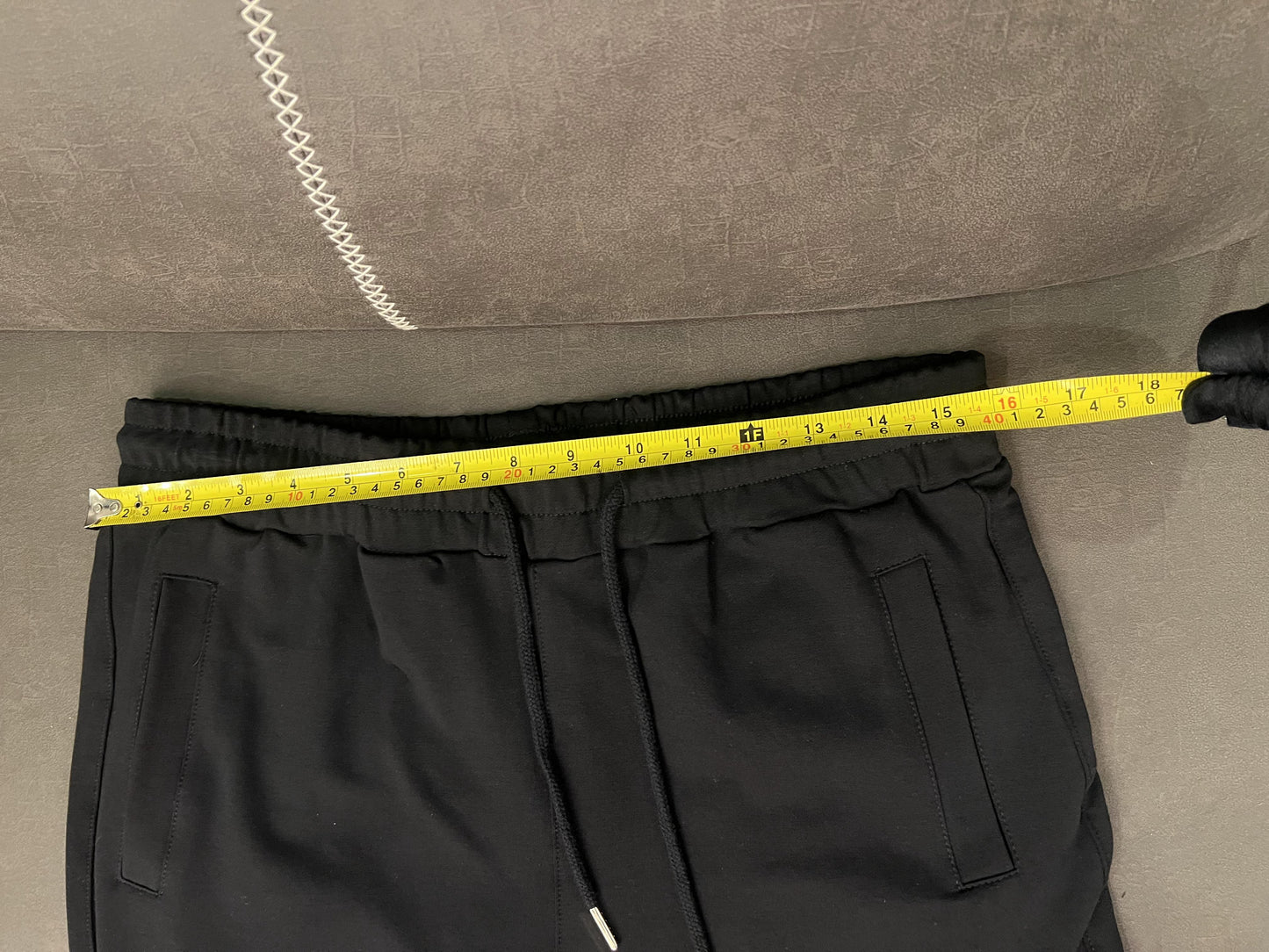 Conjunto de sudadera y joggers negros de Balmain Paris: ropa de estar por casa de lujo