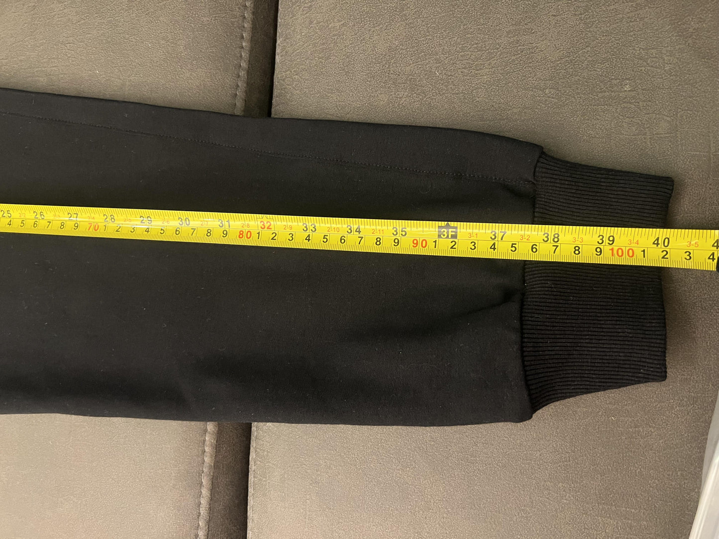 Conjunto de sudadera y joggers negros de Balmain Paris: ropa de estar por casa de lujo