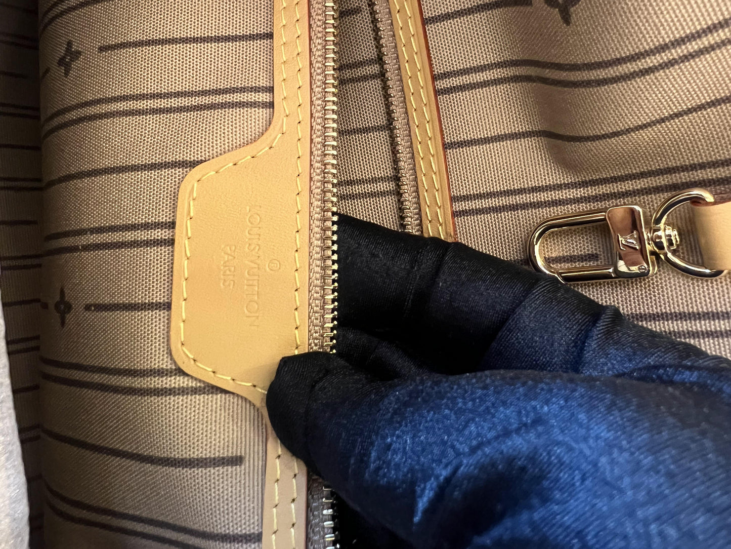Bolsa hobo Louis Vuitton elegante PM com monograma