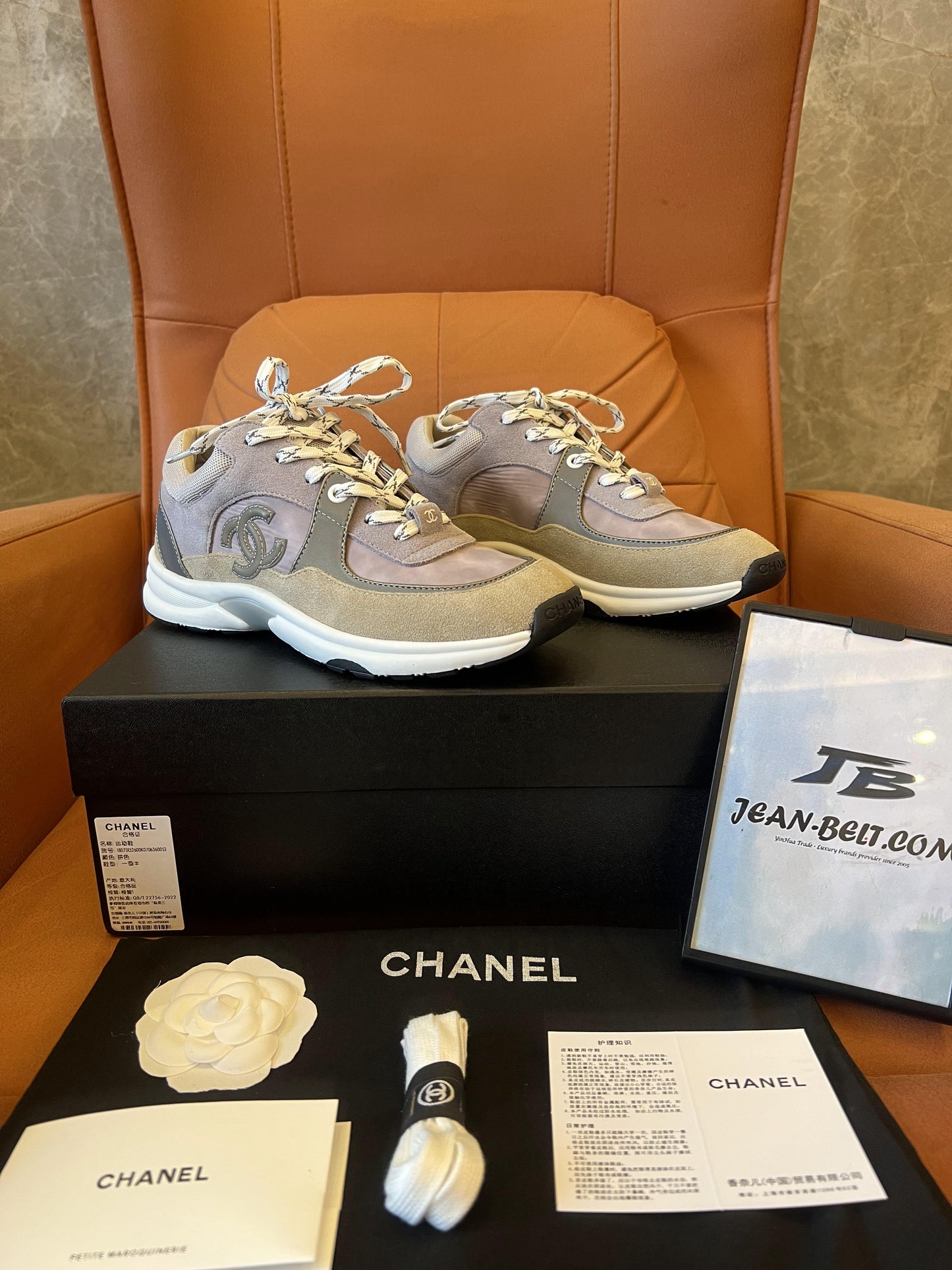 Zapatillas Chanel con logo CC y efecto tie dye en gris y morado