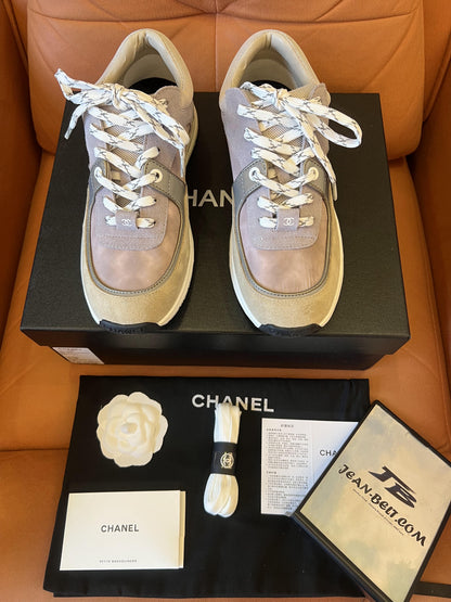 Zapatillas Chanel con logo CC y efecto tie dye en gris y morado