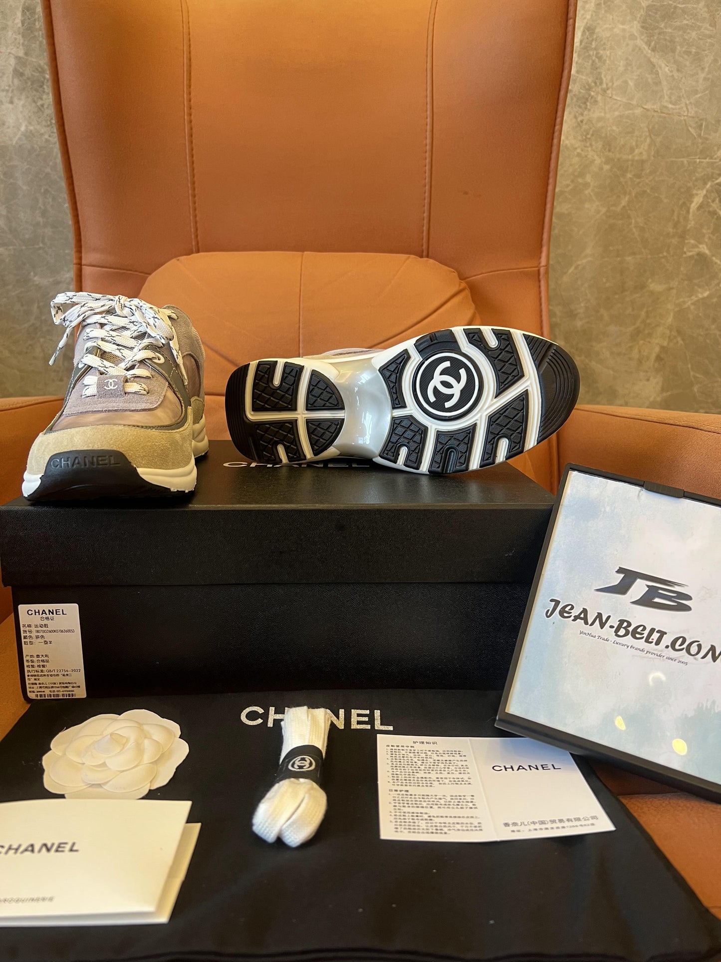 Zapatillas Chanel con logo CC y efecto tie dye en gris y morado
