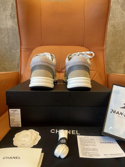 Zapatillas Chanel con logo CC y efecto tie dye en gris y morado