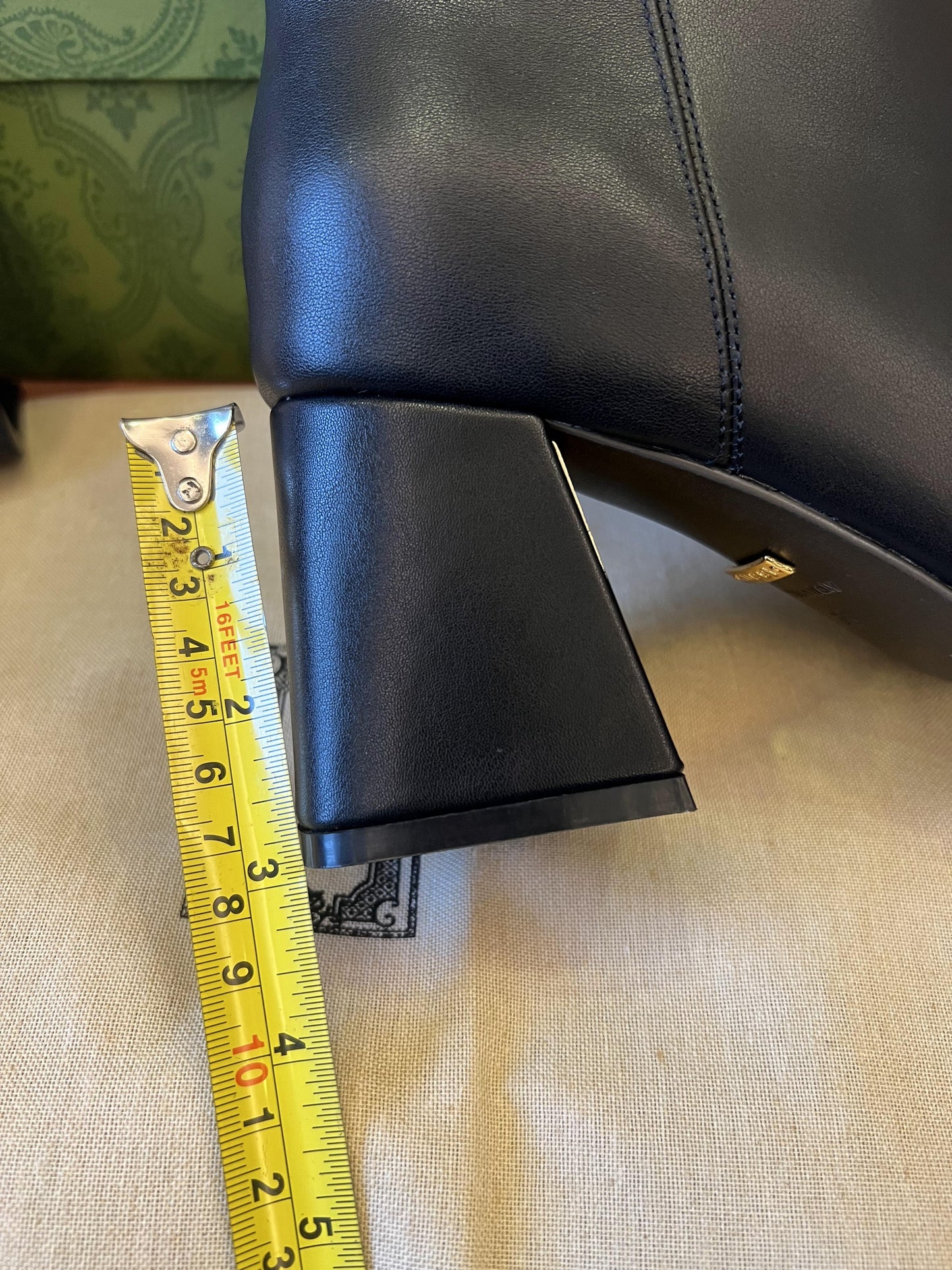 Botines Gucci de tacón medio con diseño de caballo para mujer