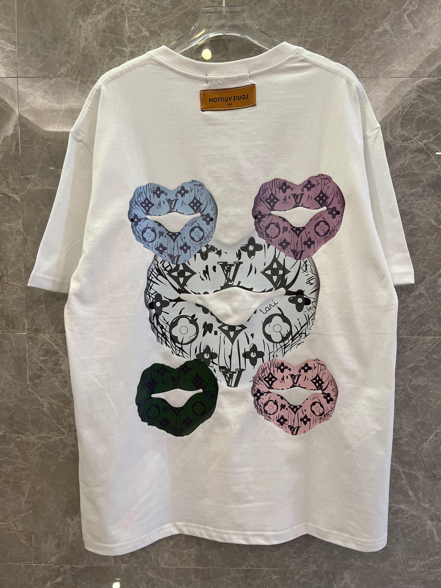 Camiseta blanca con gráfico de labios multicolor de Louis Vuitton