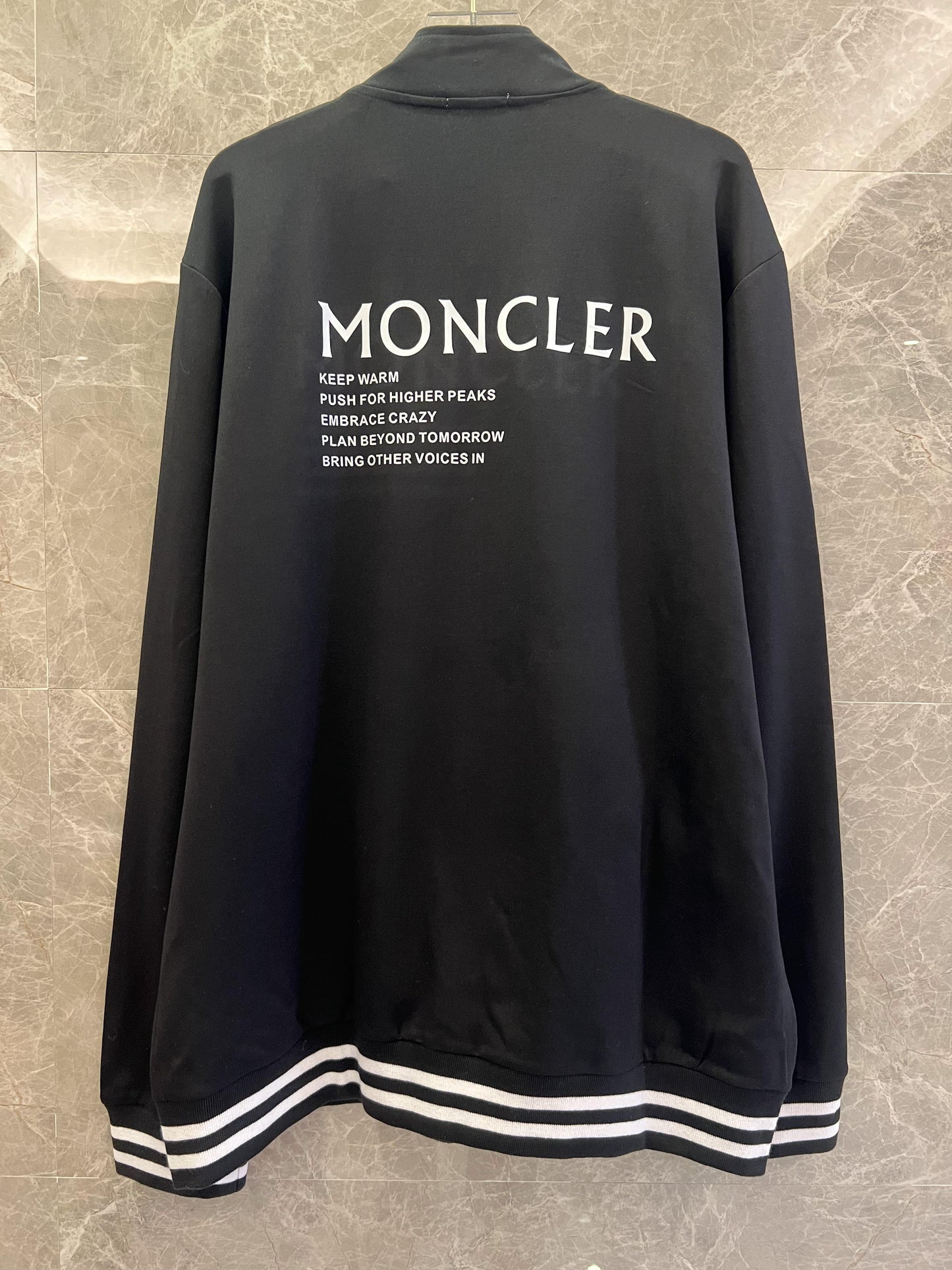 Conjunto de chaqueta y pantalón deportivo negro Moncler con ribete blanco