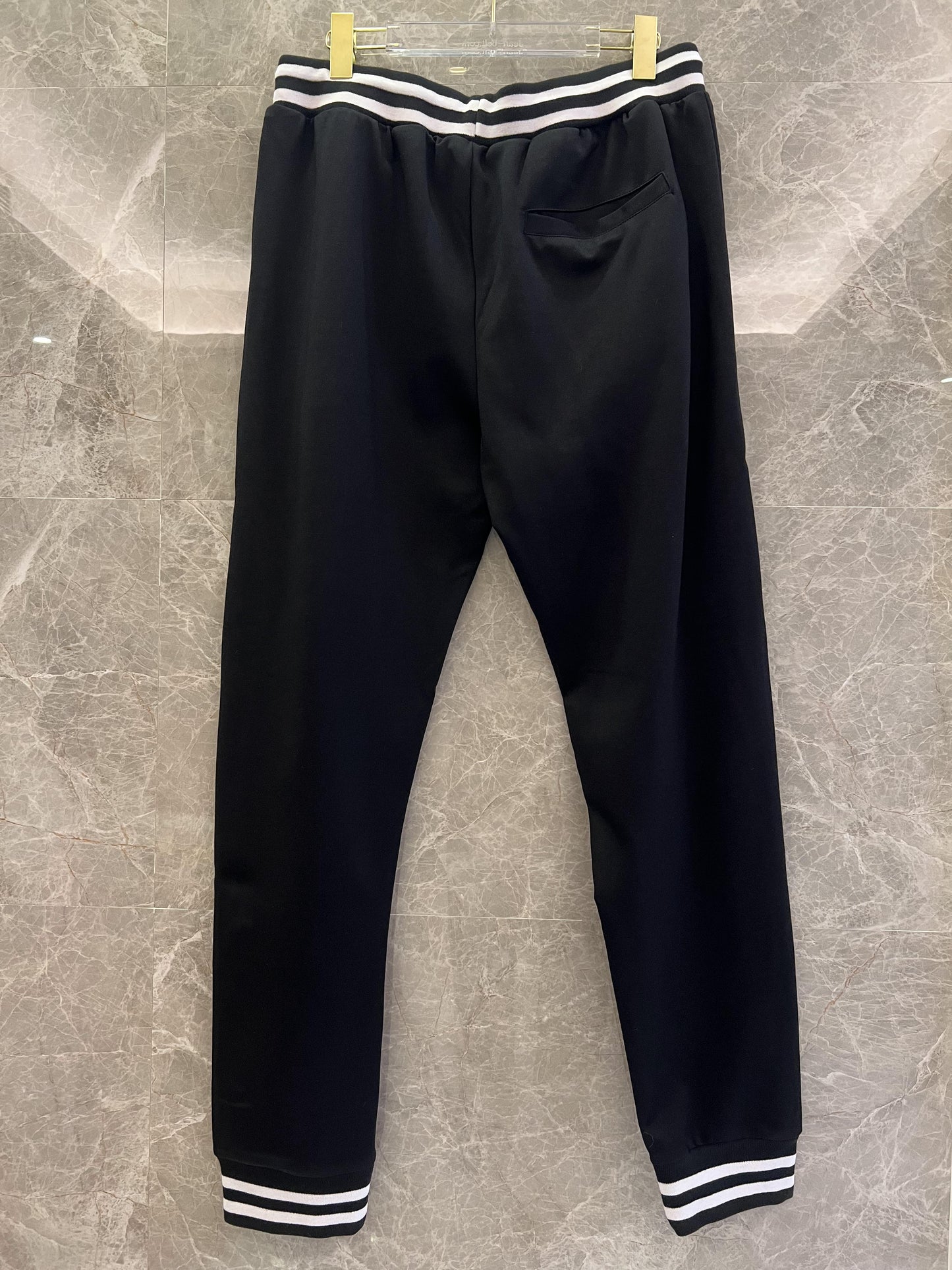 Conjunto de chaqueta y pantalón deportivo negro Moncler con ribete blanco