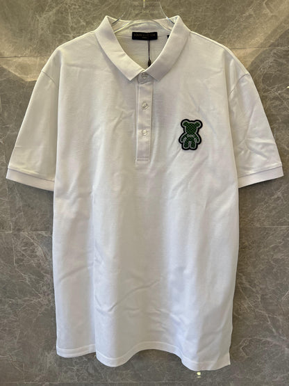 Camisa polo branca Louis Vuitton com patch de urso verde