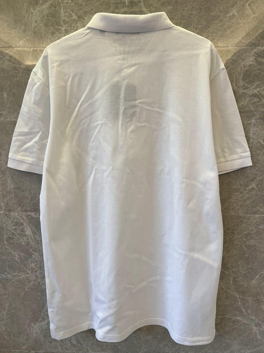 Polo blanco de Louis Vuitton con parche de oso verde