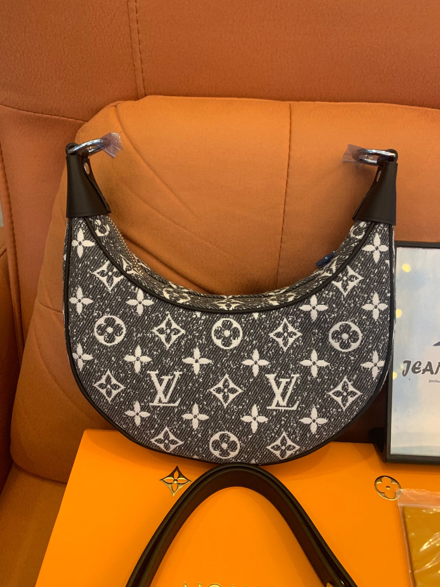 Bolsa Louis Vuitton com alça monograma jacquard jeans em cinza escuro
