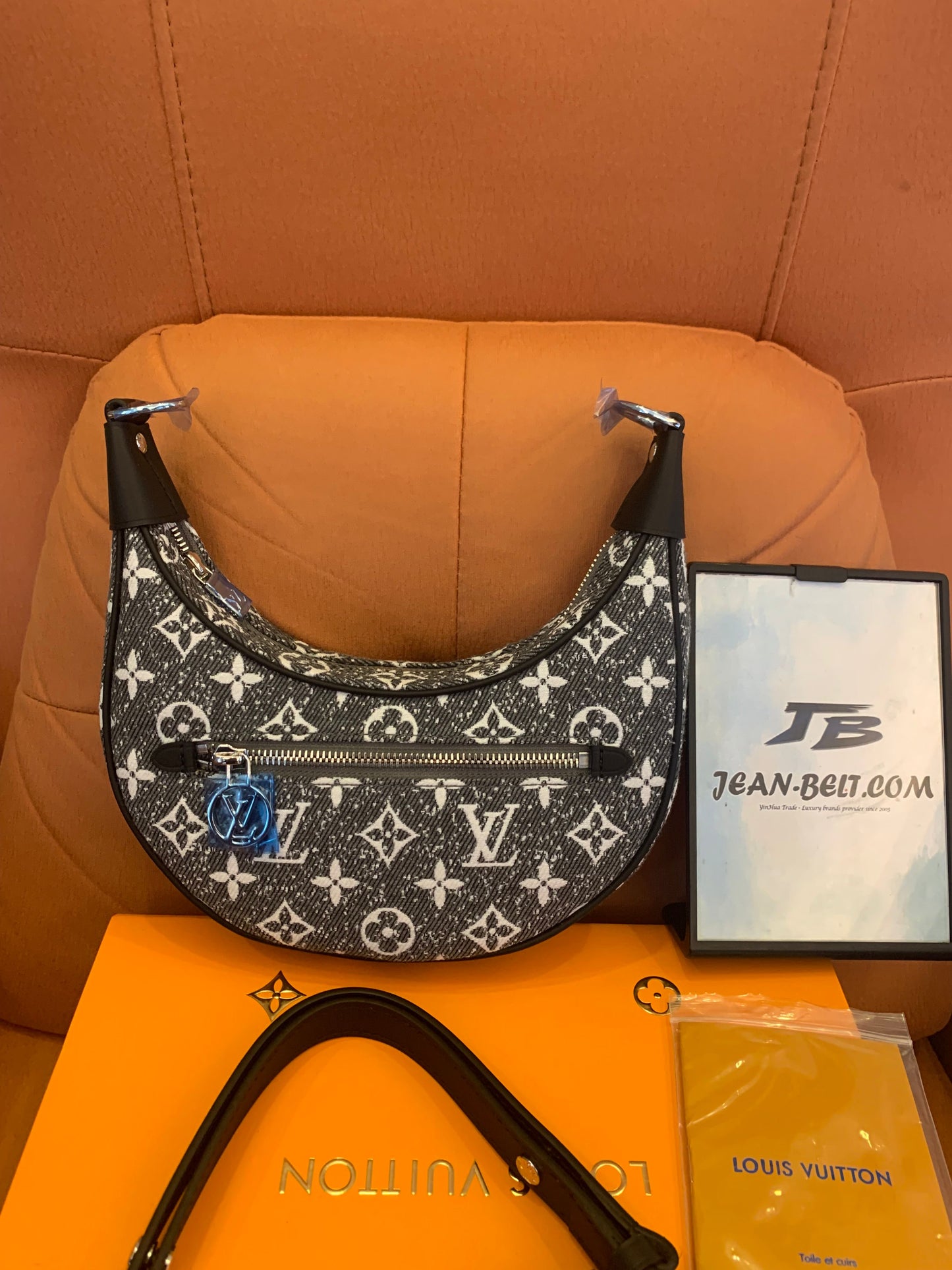 Bolsa Louis Vuitton com alça monograma jacquard jeans em cinza escuro