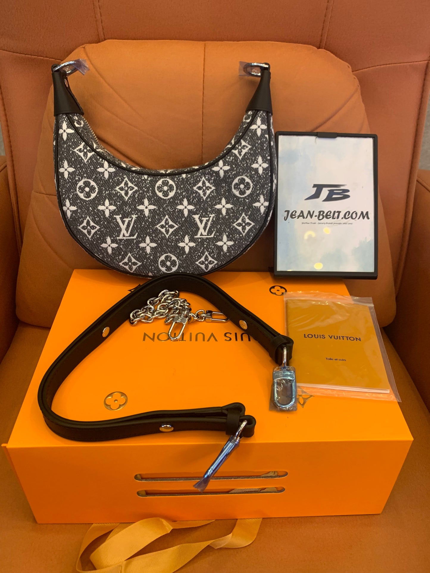 Bolsa Louis Vuitton com alça monograma jacquard jeans em cinza escuro