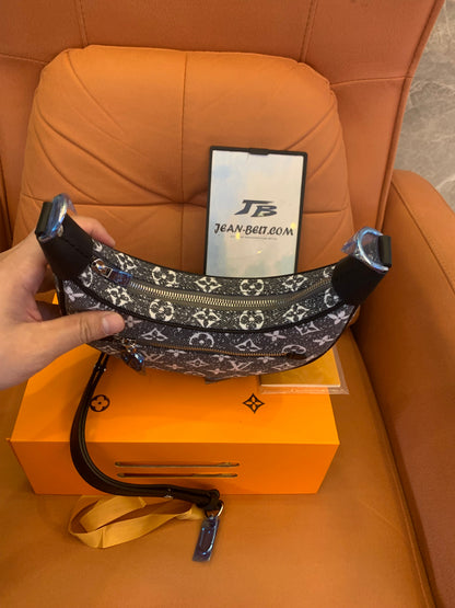 Bolsa Louis Vuitton com alça monograma jacquard jeans em cinza escuro