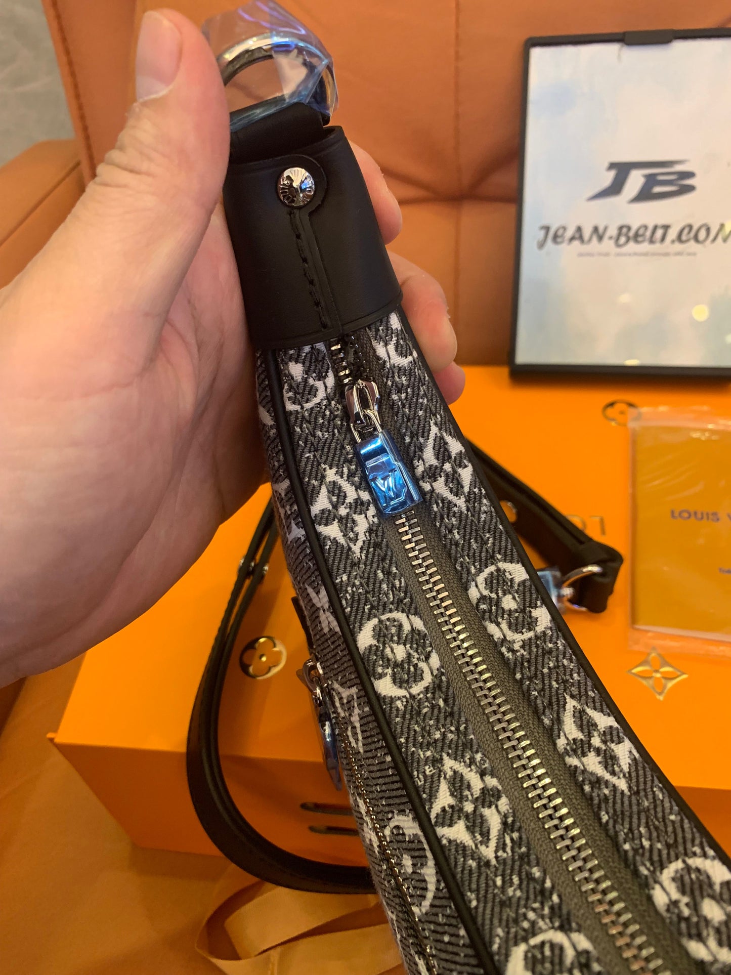 Bolsa Louis Vuitton com alça monograma jacquard jeans em cinza escuro