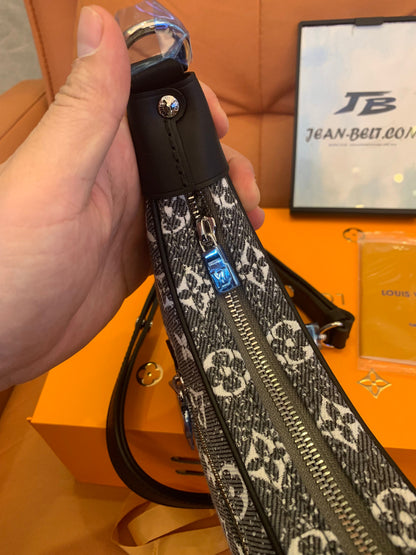 Bolsa Louis Vuitton com alça monograma jacquard jeans em cinza escuro