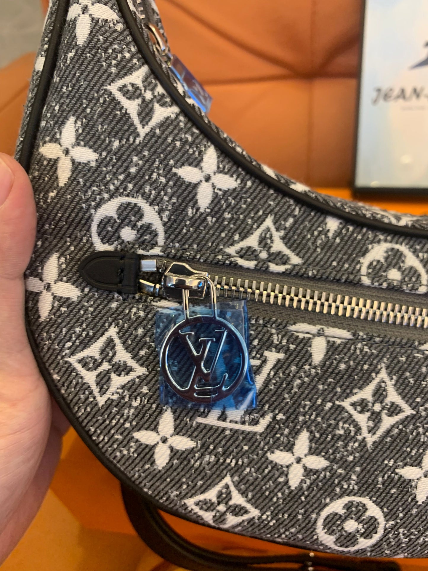 Bolsa Louis Vuitton com alça monograma jacquard jeans em cinza escuro