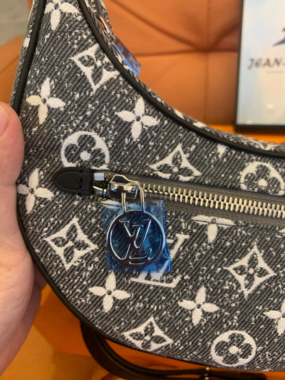 Bolsa Louis Vuitton com alça monograma jacquard jeans em cinza escuro