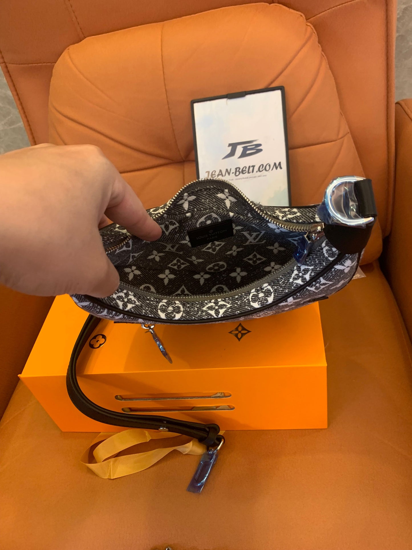 Bolsa Louis Vuitton com alça monograma jacquard jeans em cinza escuro