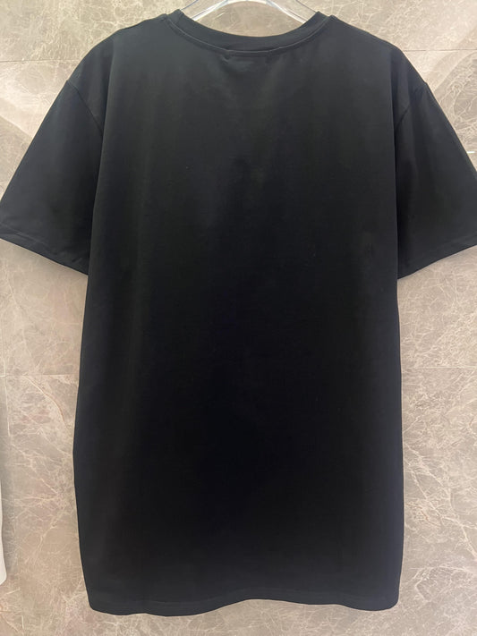 Camiseta negra con estampado del icónico logotipo de Givenchy