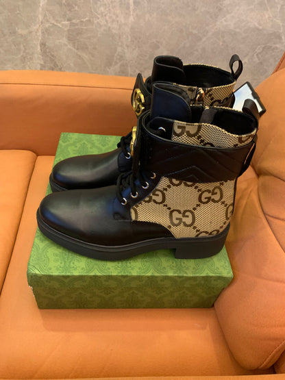 Bota feminina Gucci com salto duplo G