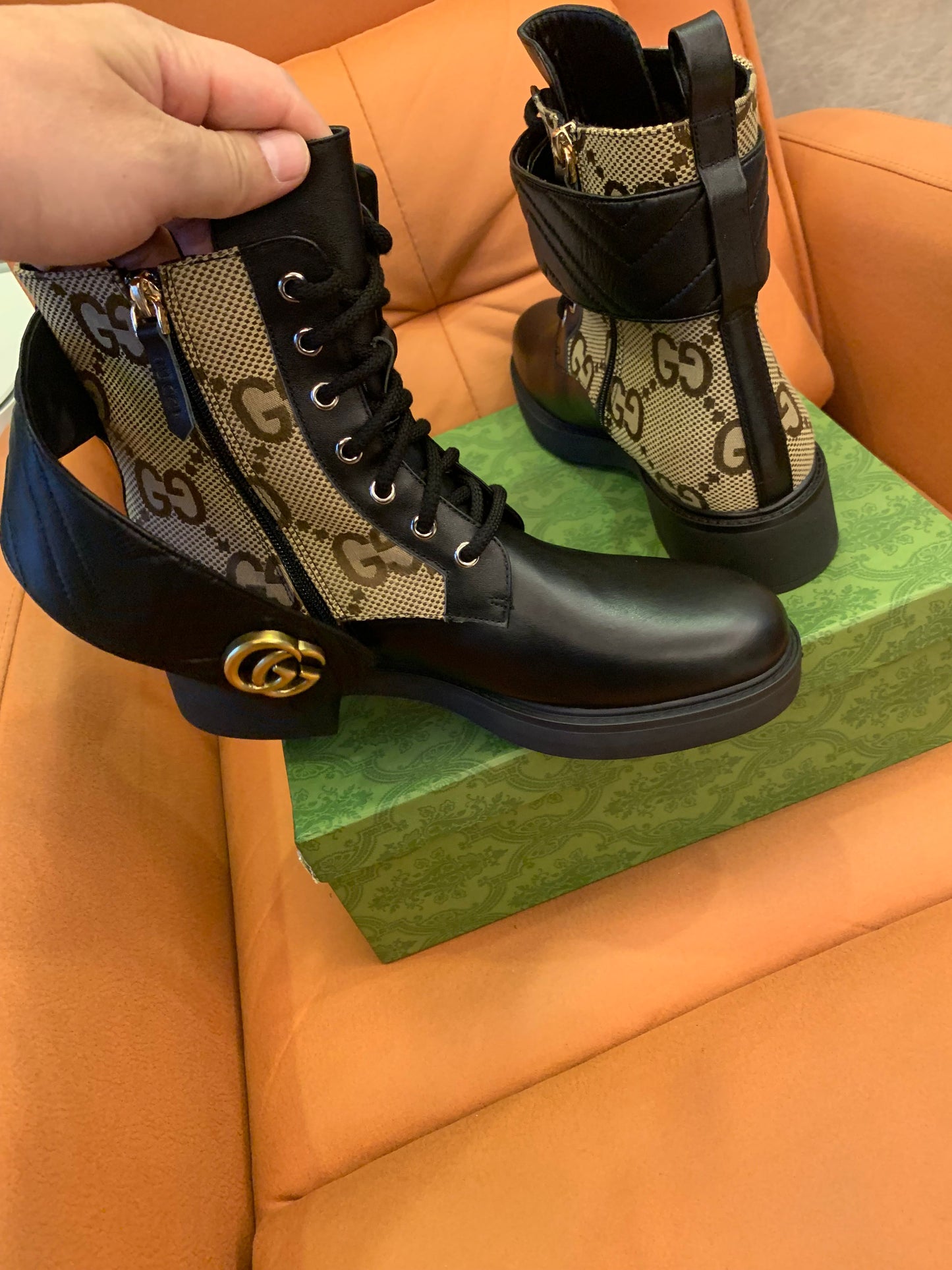 Bota feminina Gucci com salto duplo G