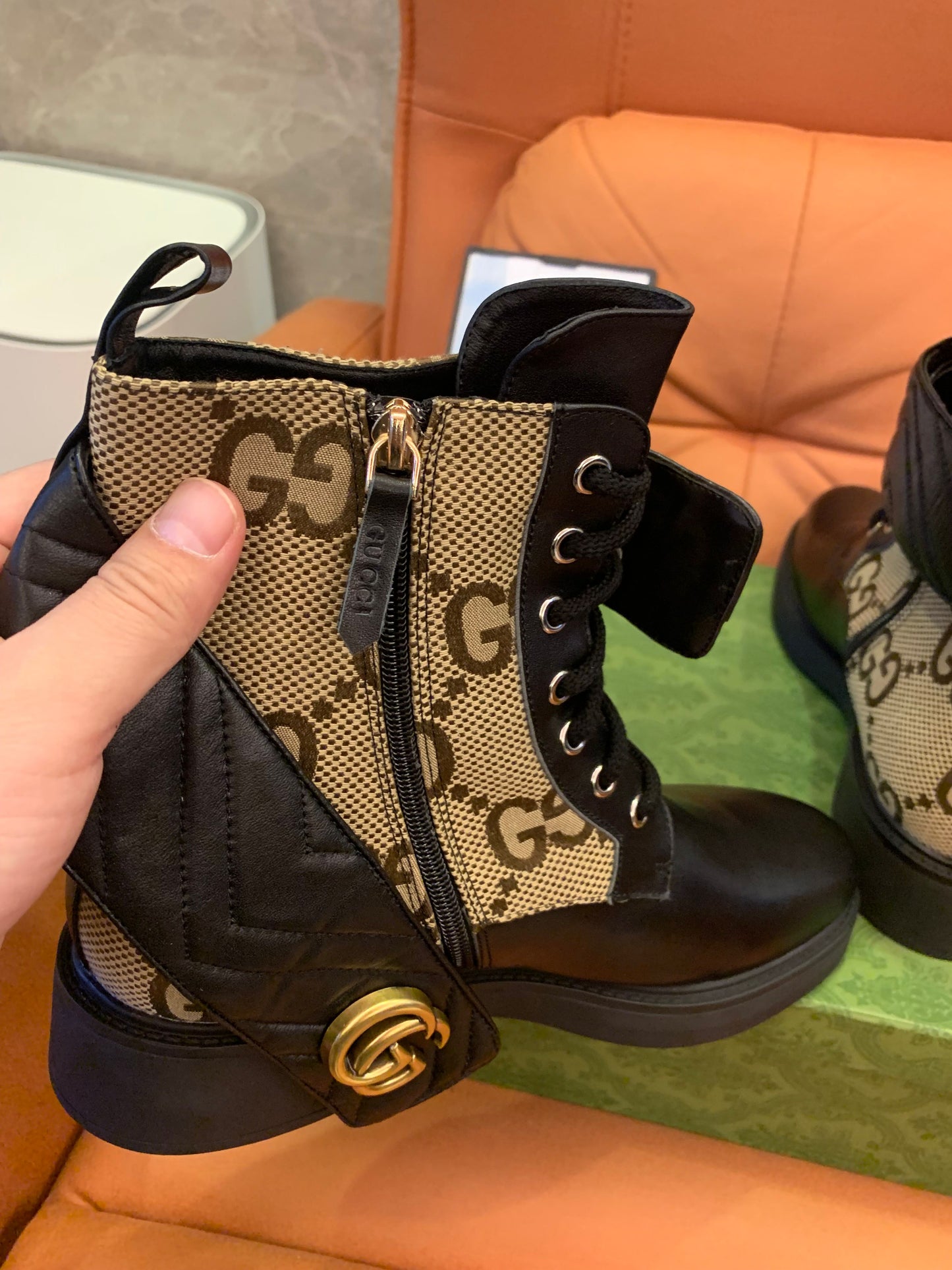 Bota feminina Gucci com salto duplo G