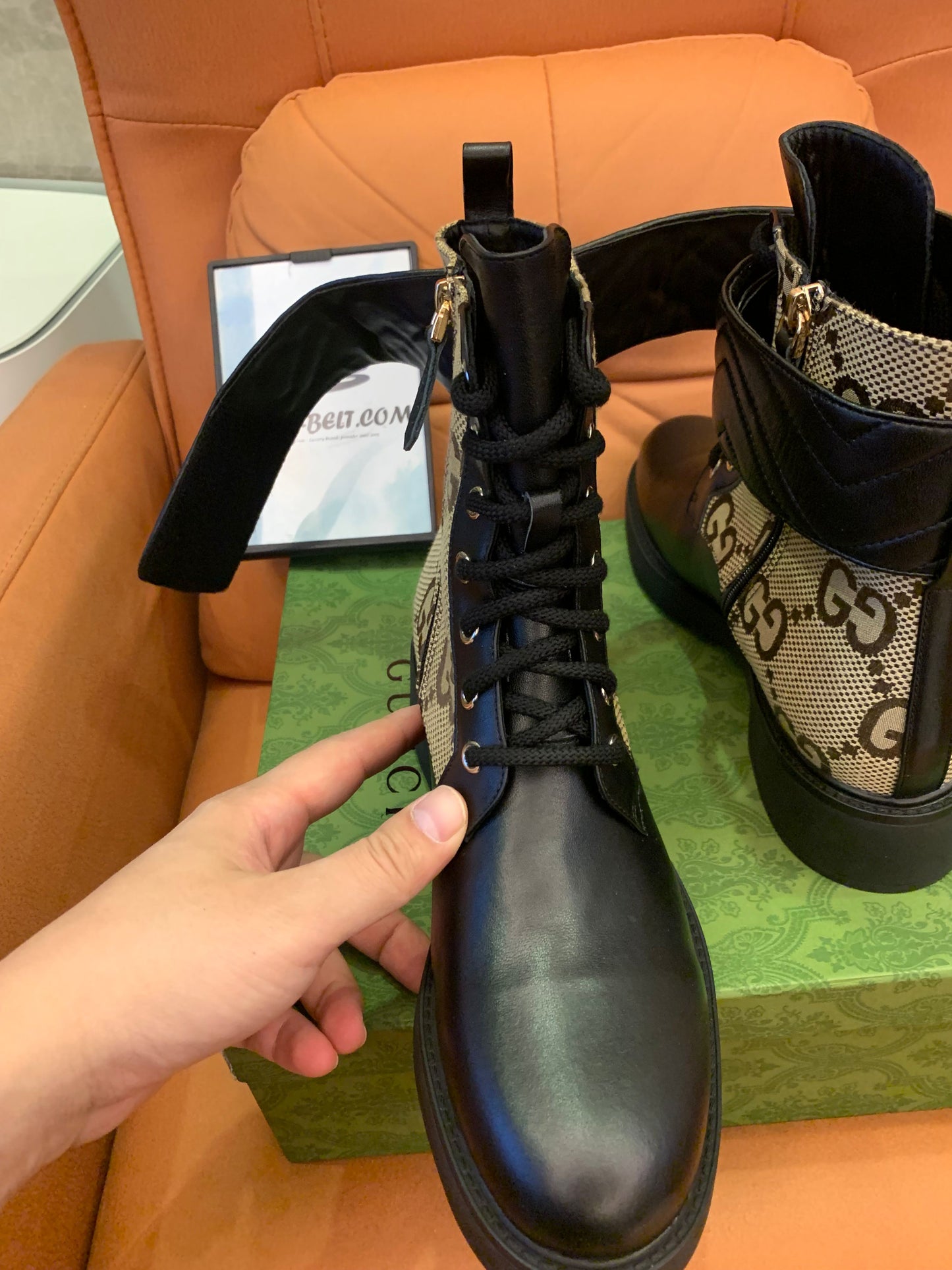 Bota feminina Gucci com salto duplo G