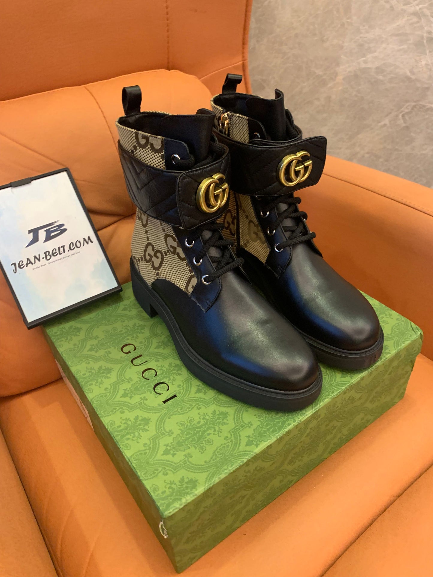 Bota feminina Gucci com salto duplo G