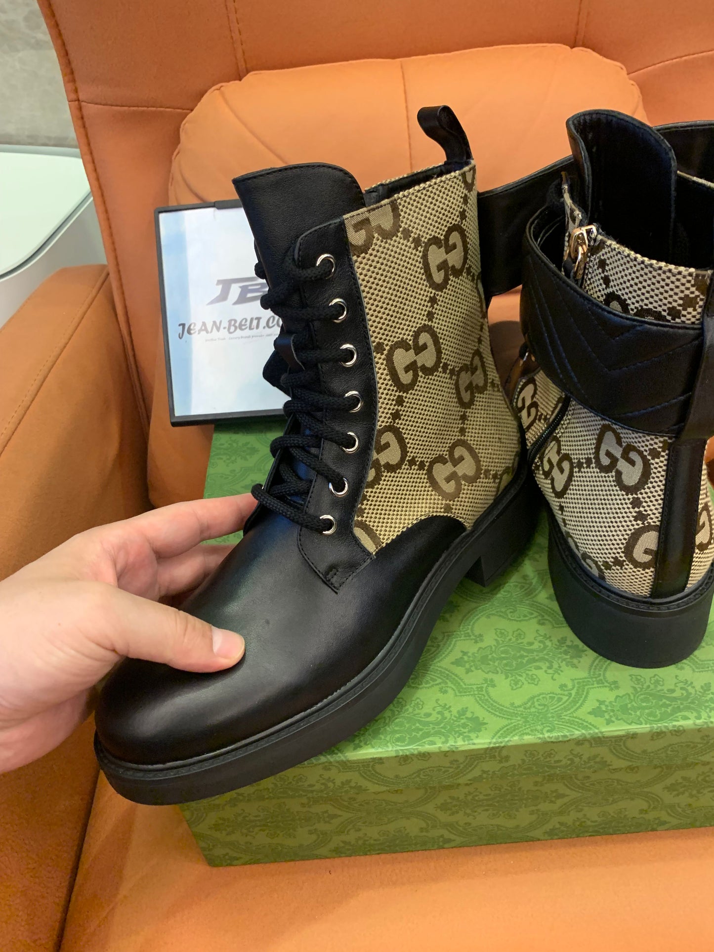 Bota feminina Gucci com salto duplo G