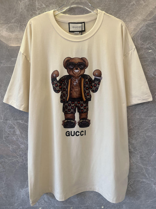 Camiseta con gráfico de oso Gucci en color blanco roto