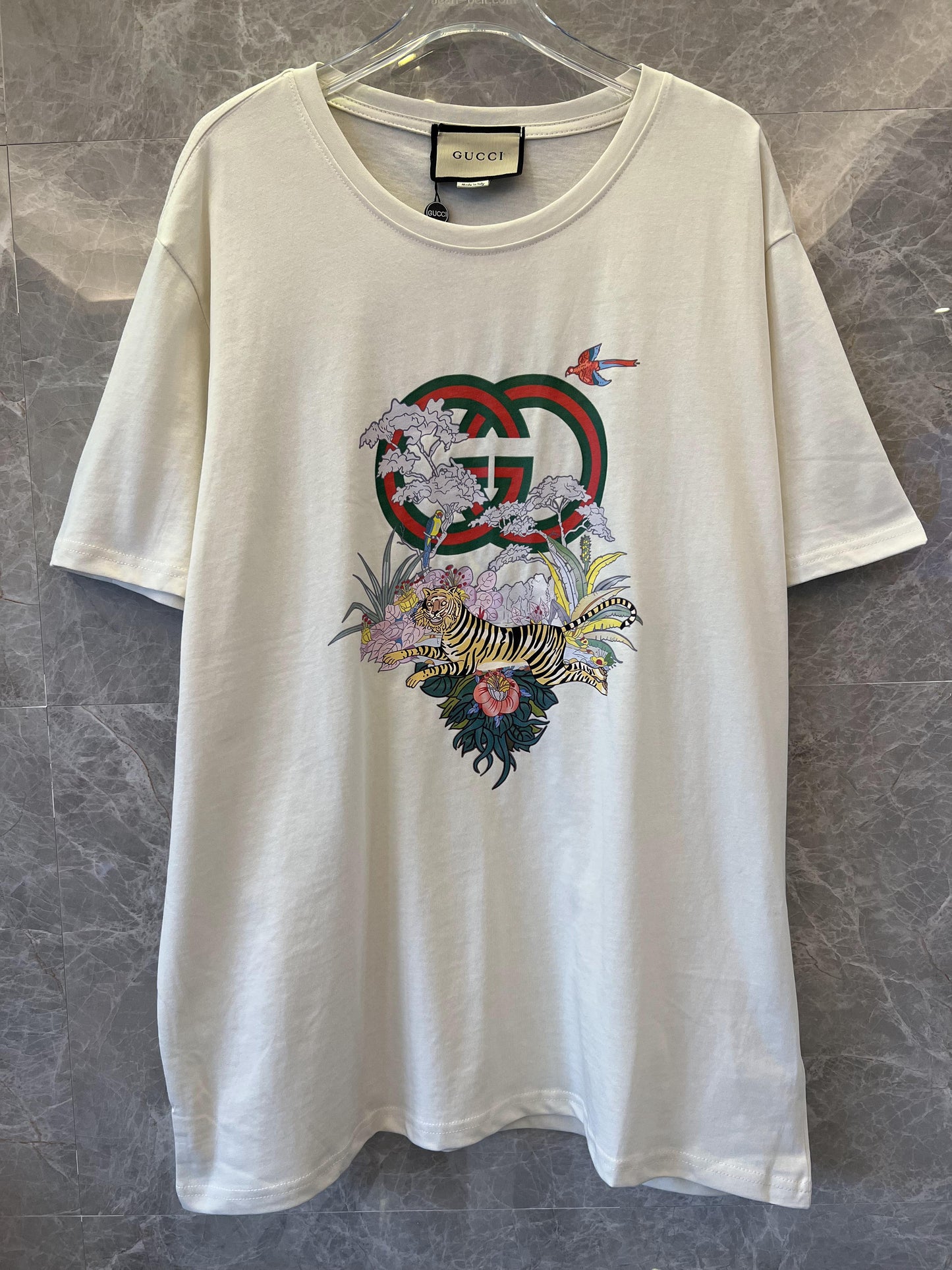Camiseta con logo Gucci en blanco roto con estampado floral y de tigre