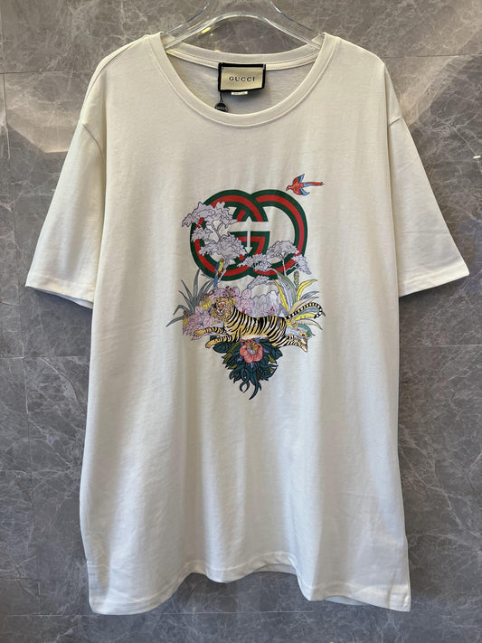 Camiseta con logo Gucci en blanco roto con estampado floral y de tigre