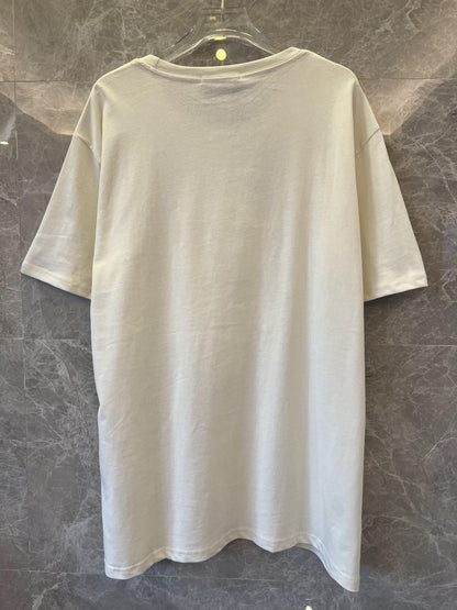 Camiseta con logo Gucci en blanco roto con estampado floral y de tigre