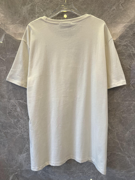 Camiseta con logo Gucci en blanco roto con estampado floral y de tigre
