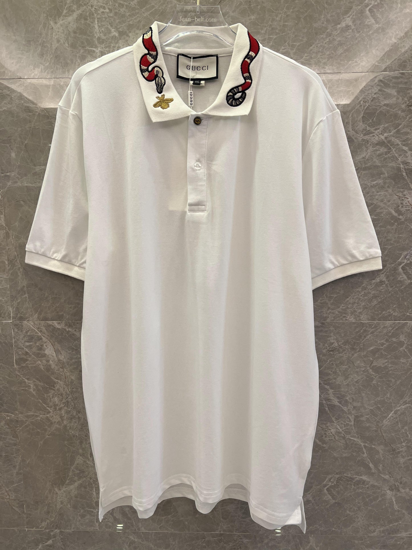 Polo blanco Gucci con cuello bordado de serpiente