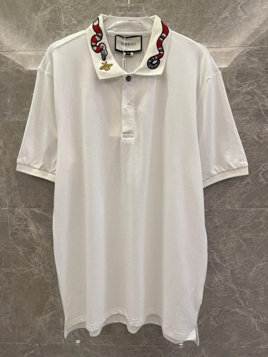 Polo blanco Gucci con cuello bordado de serpiente