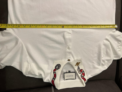 Polo blanco Gucci con cuello bordado de serpiente