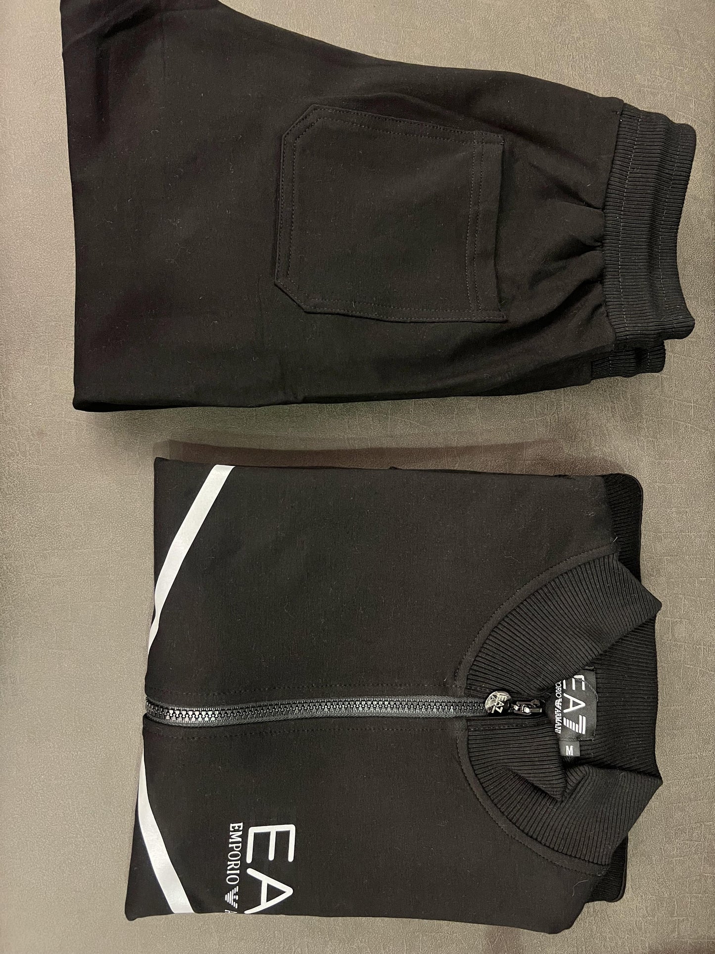 Chándal negro con capucha y detalles de logotipo EA7 Emporio Armani