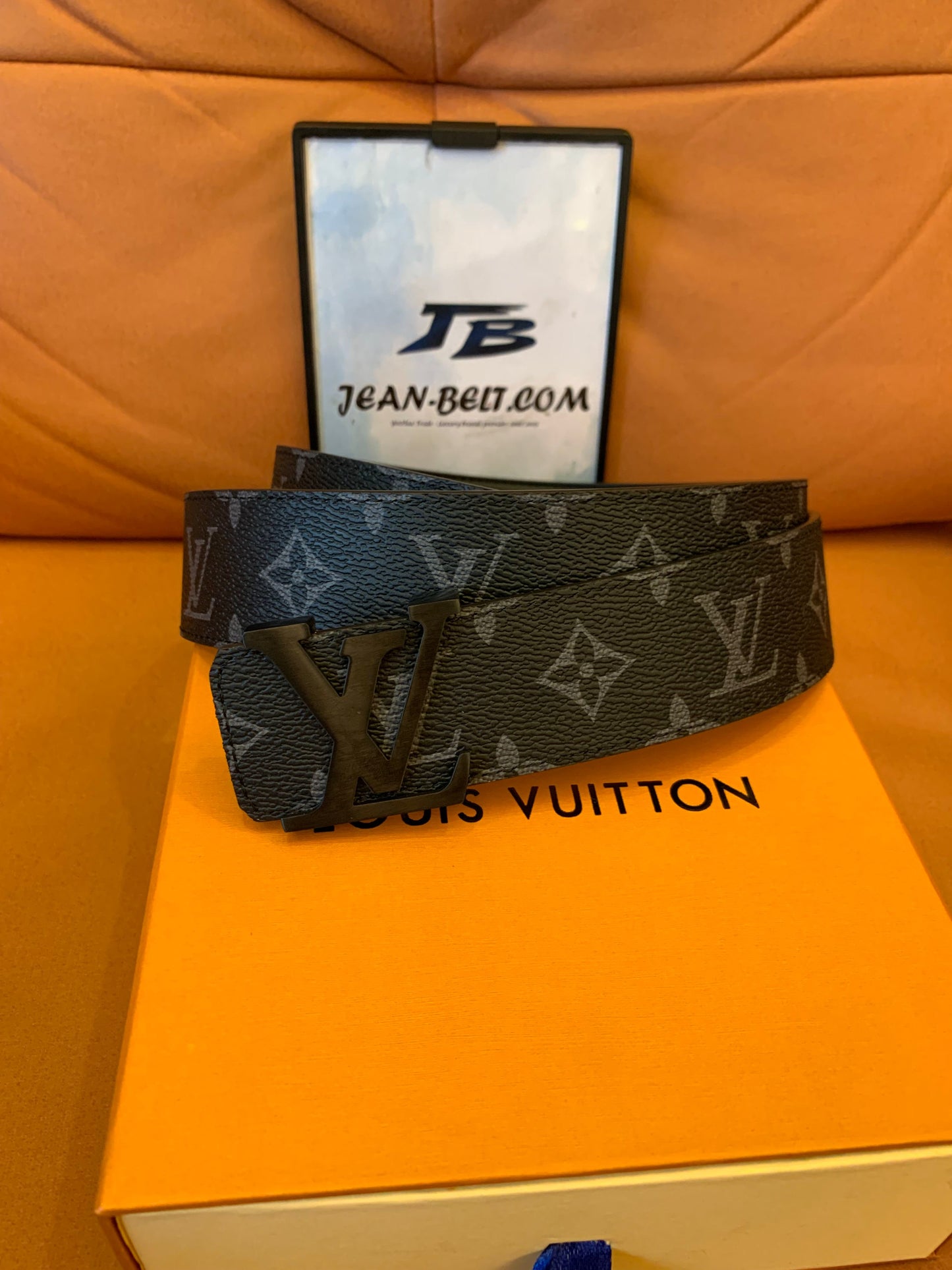Cinturón Eclipse con monograma de Louis Vuitton y hebilla con iniciales LV en negro mate