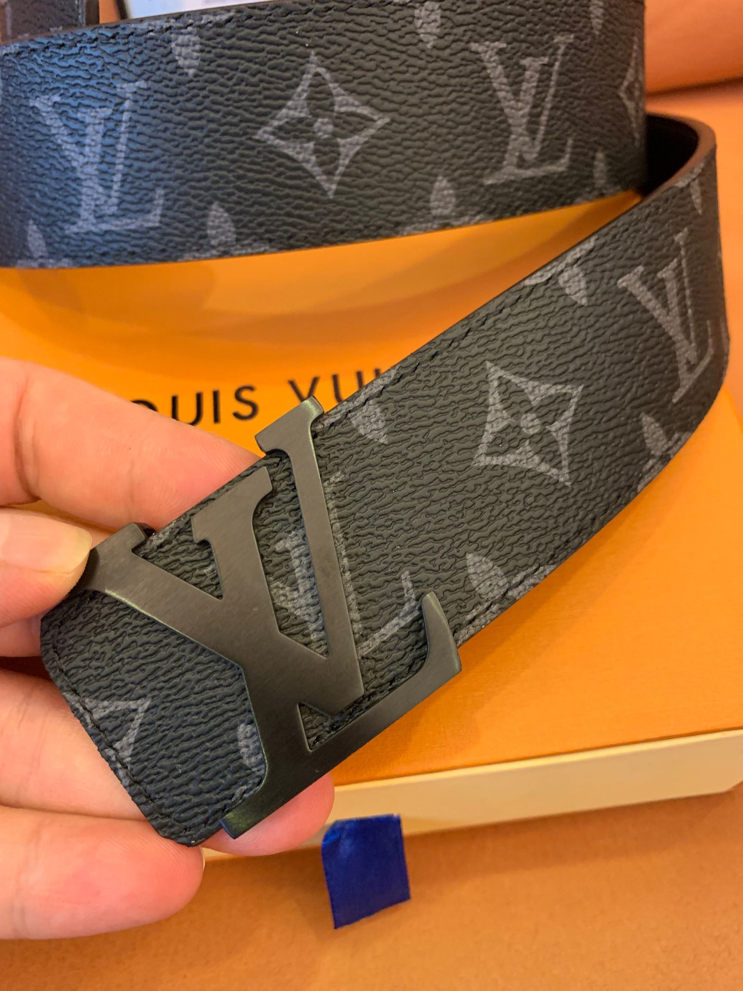 Cinturón Eclipse con monograma de Louis Vuitton y hebilla con iniciales LV en negro mate