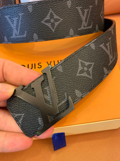 Cinturón Eclipse con monograma de Louis Vuitton y hebilla con iniciales LV en negro mate