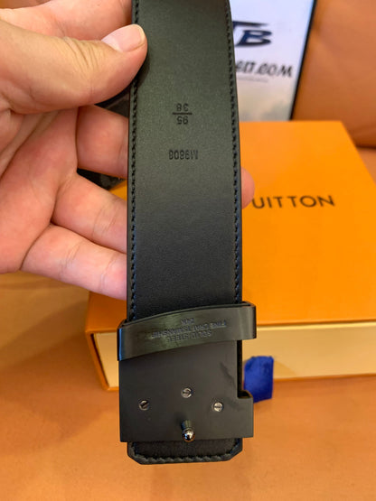 Cinturón Eclipse con monograma de Louis Vuitton y hebilla con iniciales LV en negro mate
