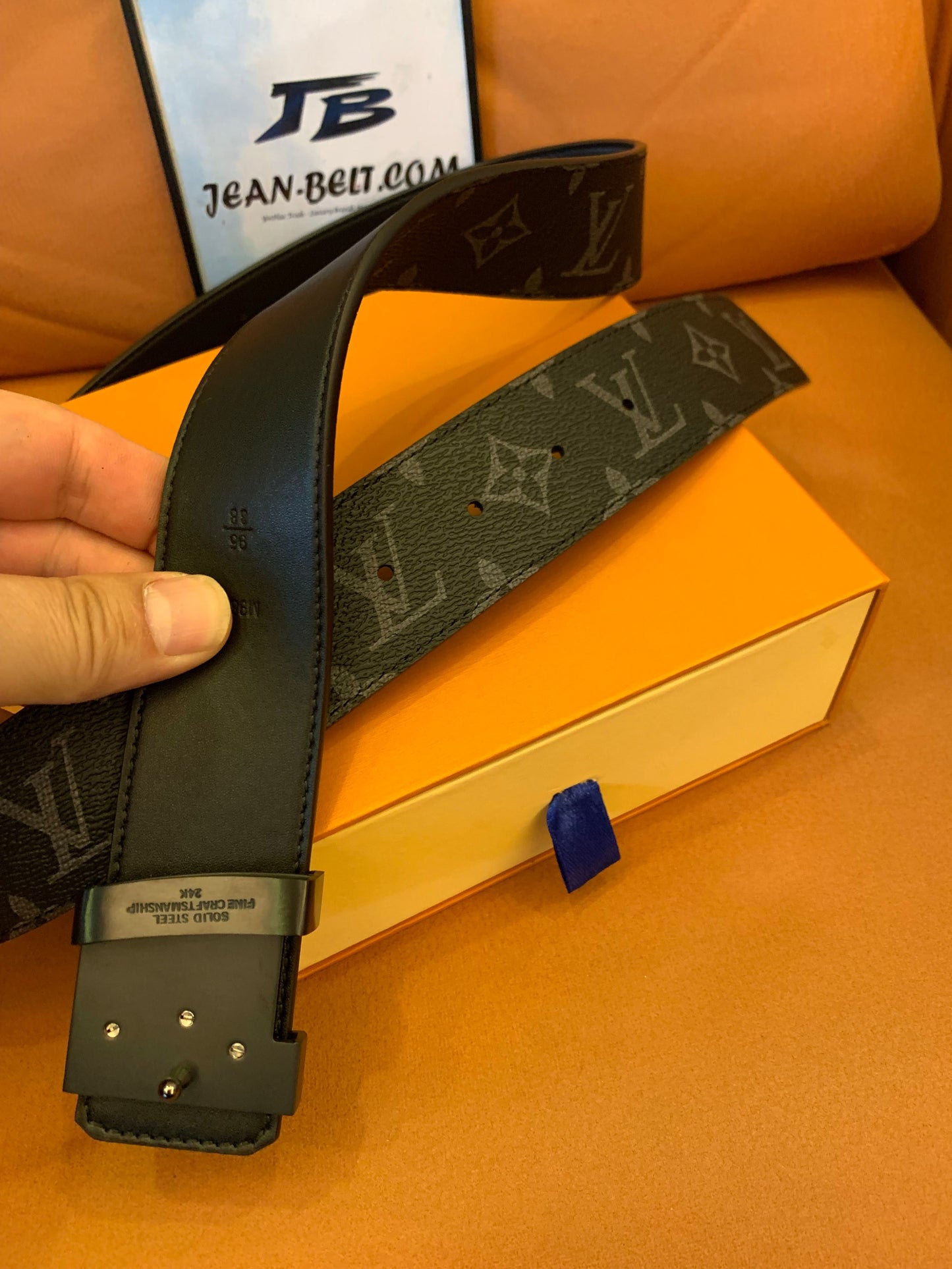 Cinturón Eclipse con monograma de Louis Vuitton y hebilla con iniciales LV en negro mate