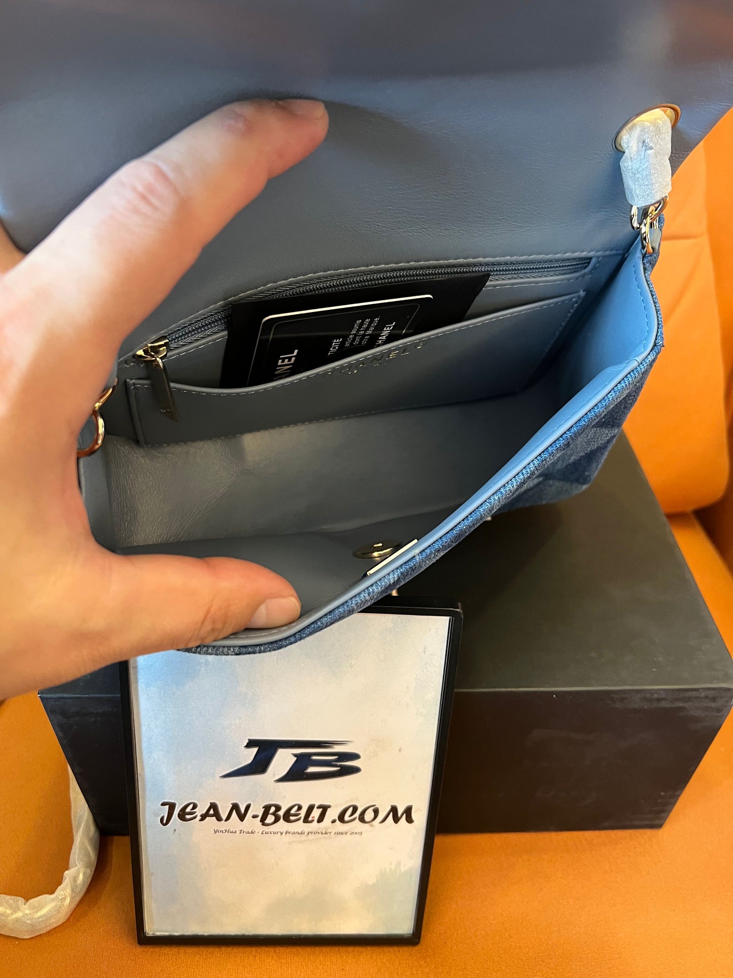 Bolso mini con solapa Chanel CF Classic en azul vaquero