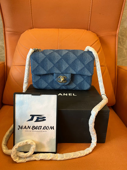 Bolso mini con solapa Chanel CF Classic en azul vaquero