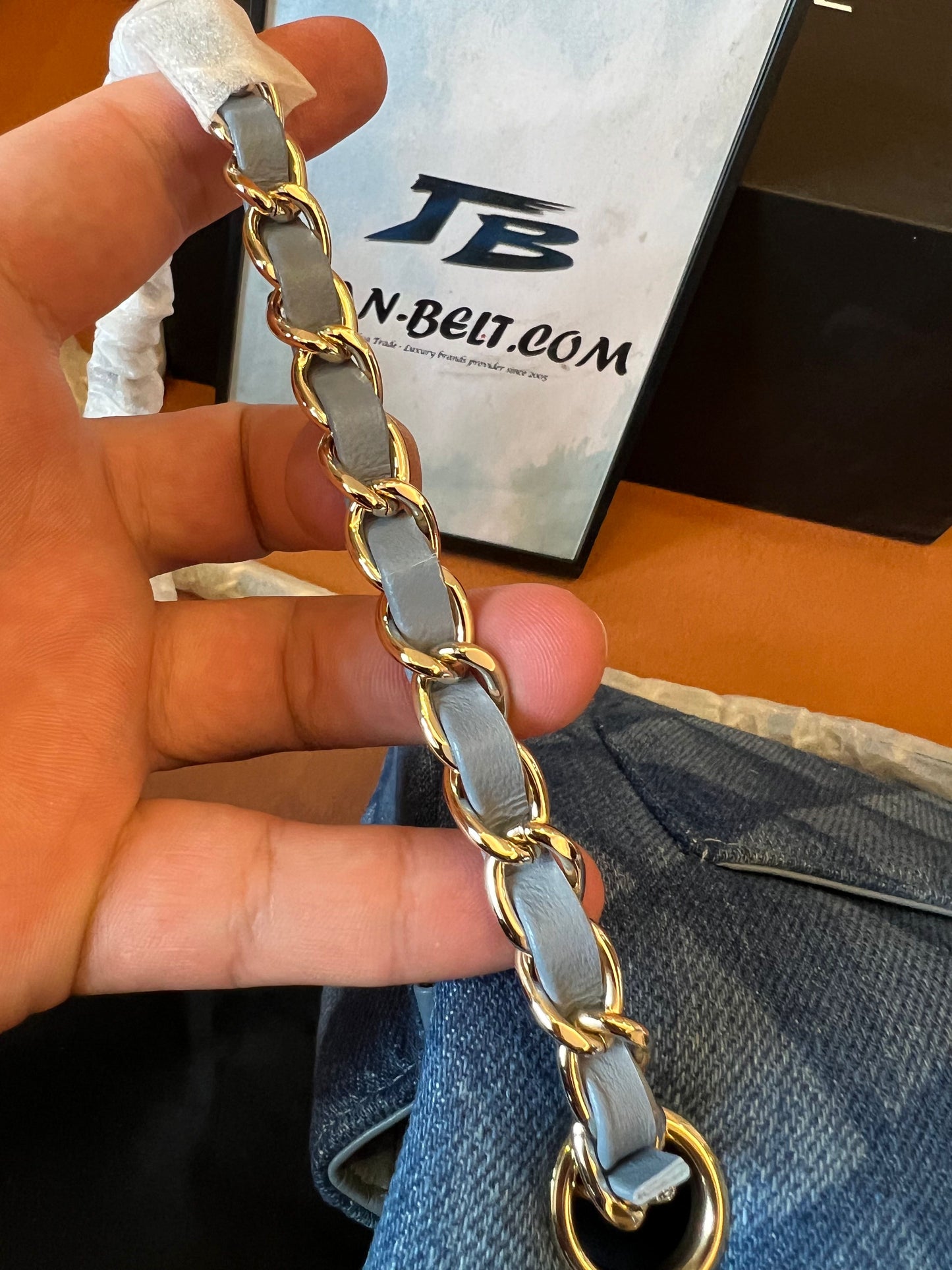 Bolso mini con solapa Chanel CF Classic en azul vaquero