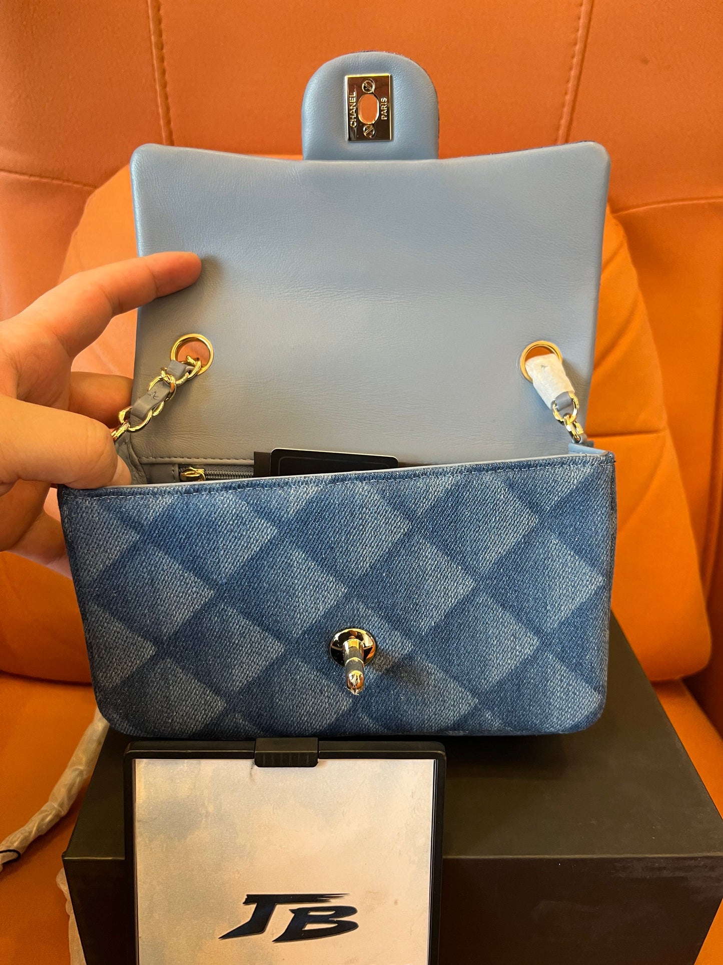 Bolso mini con solapa Chanel CF Classic en azul vaquero