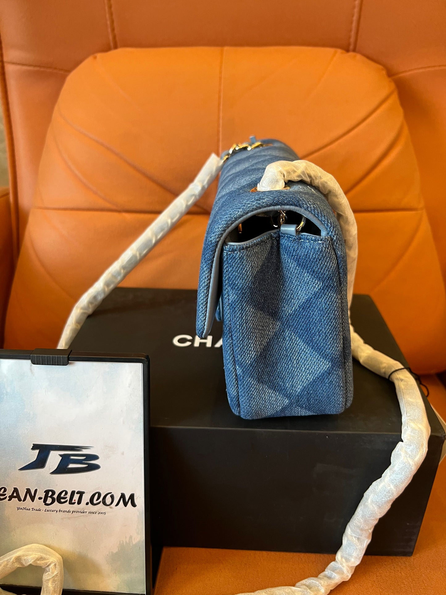 Bolso mini con solapa Chanel CF Classic en azul vaquero